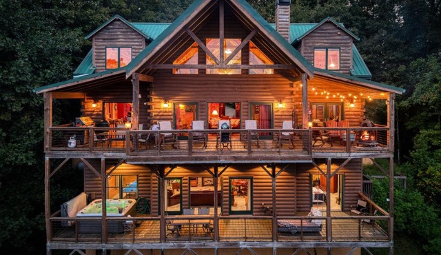 Luxe Cabin Hot Tub Deck Views Near Blue Ridge