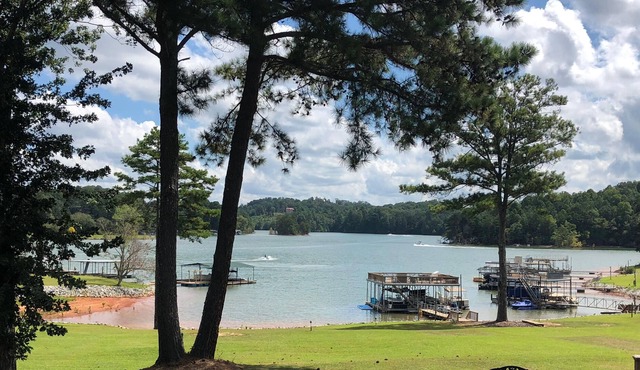 LUXURIOUS LAKEFRONT HOME, UNOBSTRUCTED VIEWS OF LAKE LANIER, NEAR ATTRACTIONS