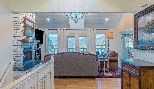 Luxurious Mountain Home Perfectly Located only 3 Miles from Downtown Franklin NC