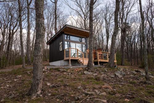 Luxury Adventure Studio Chalet with Outdoor Shower near Cloudland Canyon & McLemore Golf Club in Menlo, GA