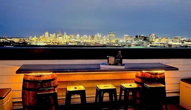 Luxury Home Amazing Rooftop 11 Beds Pool Table!