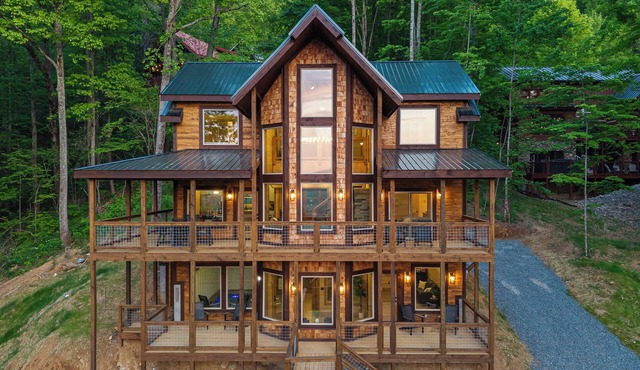 Luxury Mountain Getaway + Stunning Views + Expansive Decks + Heated Indoor Pool