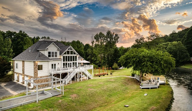 Luxury Toccoa Home Riverfront, theatre/game room/hot tub, 6 king beds, sleeps 18