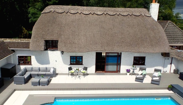 Luxury villa for 22 people with pool, jacuzzi, large garden and private pub!