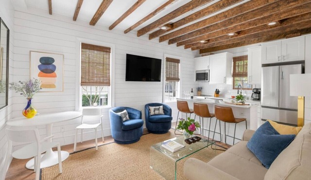 M2 at Saint Philip Square, One Block to King, Cozy Two Story Stay, Garden Views