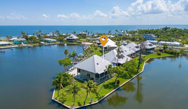 Marina Gardens Condo, 2/2 with Incredible Endless Water Views! Boat Lift Included!