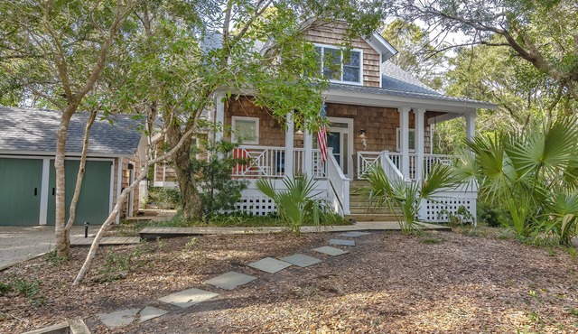 Maritime forest nestled home. Newly renovated, quiet screened in porch with nature views