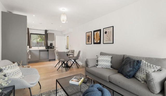 Modern 2-Bedroom Apartment in Watford