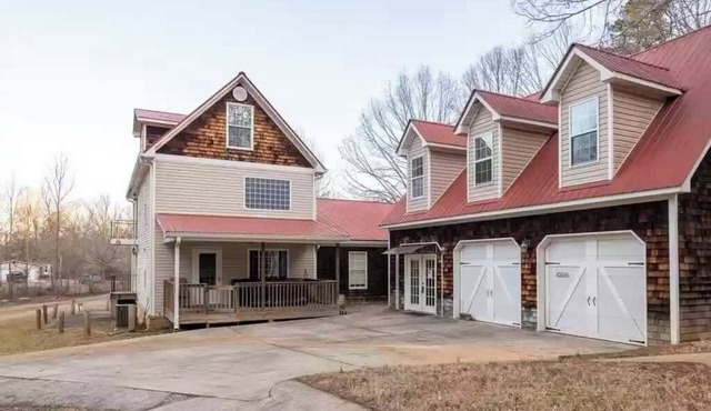 Modern 3 bedroom home 10min DTown Gainesville