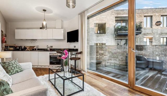 Modern Designed 2 bed Penthouse Apt Sleeps Five