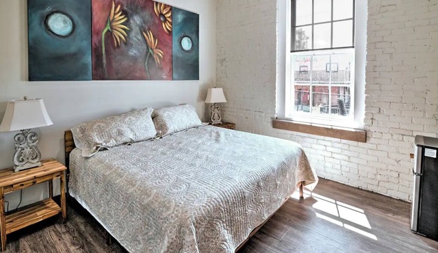 Modern & Private King Room in Historic Downtown!