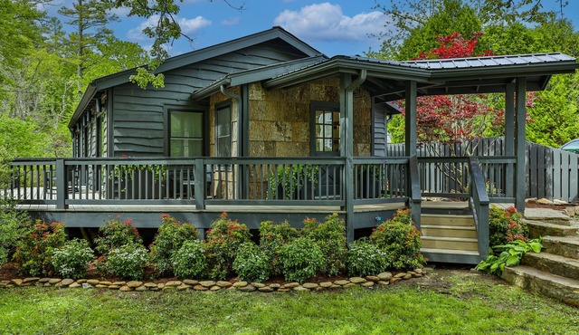Mountain chic cottage in the center of Downtown Highlands!