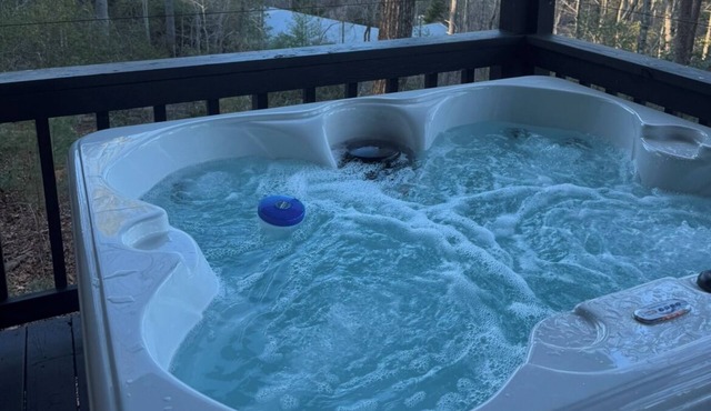 Mountain-top Cabin Get-away w/Hot Tub & a View! Only 10 minutes from Helen!