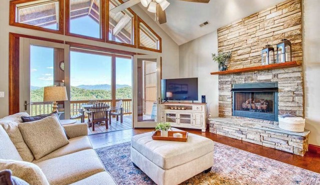 Mountain view condo in Country Club - fireplace & on-site hot tub, pool, tennis