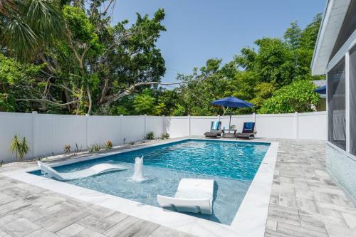 Mova Poolside Escape
