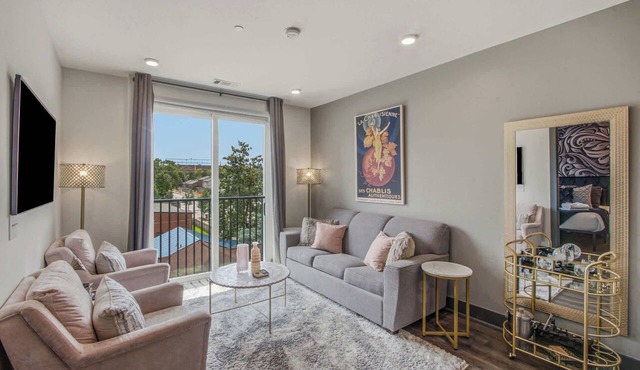 Muse | Classy downtown condo with AC, rooftop lounge & fitness room