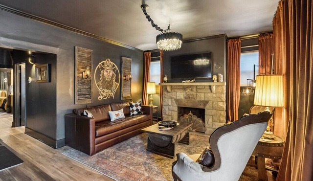 Music Row Historic Home | 5 Legend-Themed Suites