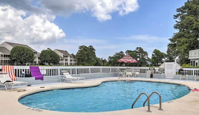 Myrtle Beach Area: Poolside, 3.5 miles to beach, newly renovated, ground floor