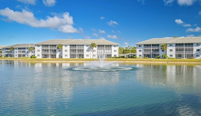 Naples Lakefront Condo - Steps to community pool