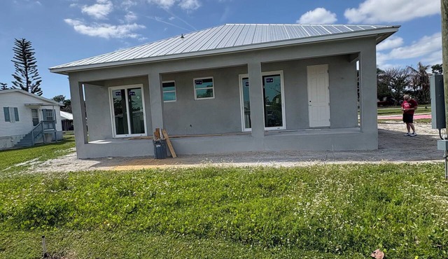 New 2/2 home by Sebastian intracoastal & waterfront restaurants. Connect the RV.