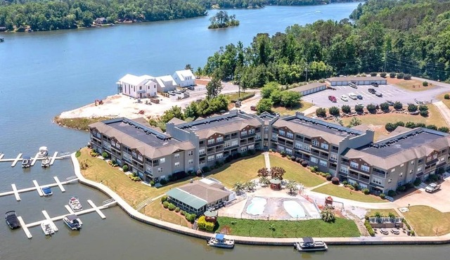 New Owners/Newly Furnished/New Paint-Lake Martin Condo on the Water in Alex City