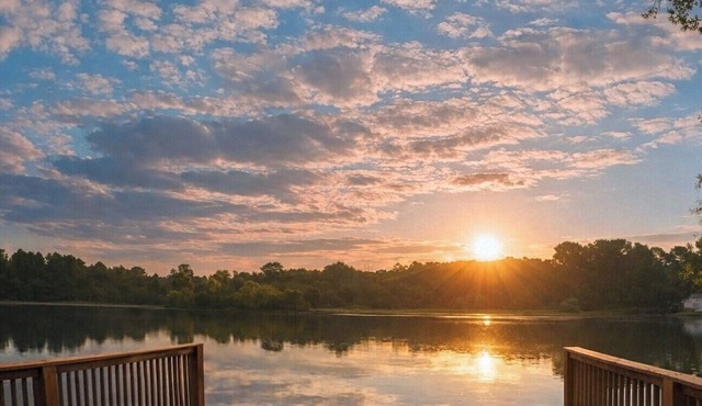 NEW! Sleeps 5 on Lake Kathy, close to I 75 interstate, Rest, Relax, Fish, Repeat