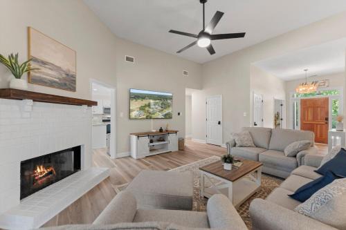 NEW Southern Oaks Retreat Sleeps 8 in Luxury