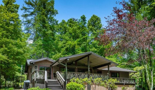 New to Rental Market! Introducing Lake Front Crest Cottage!