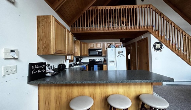 Newly Listed!! Spacious secluded 3 bedroom w/loft cabin