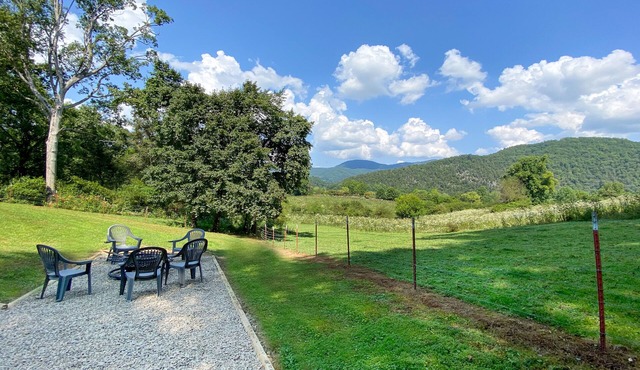 Newly Remodeled- Spacious, Family-Friendly Cabin- Hot Tub, Arcade Room, Fire Pit