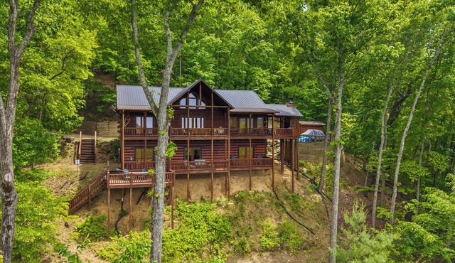 Newly renovated 5BR 3BA Cabin with amazing Mountain Sunset views