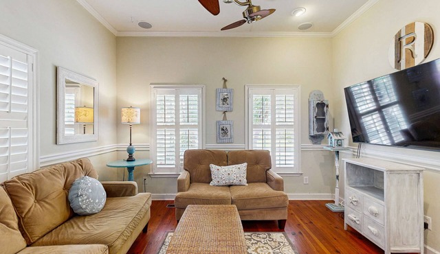 North Central, 30-Day Rental Home w/Double Porches, Garden Patio, and Free WiFi