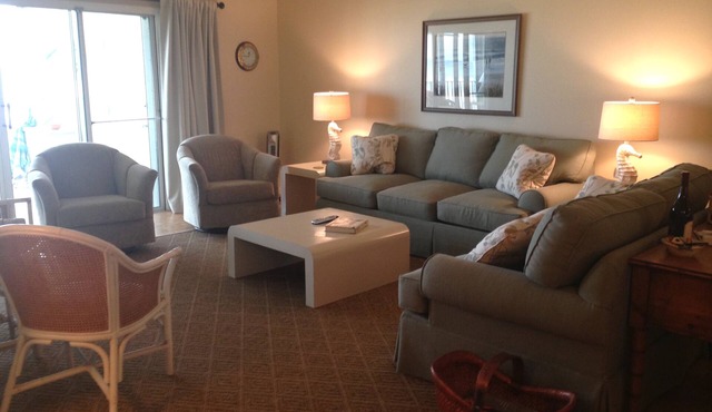 ’Ocean Breeze'.Steps to the beach, Spacious 1st floor!