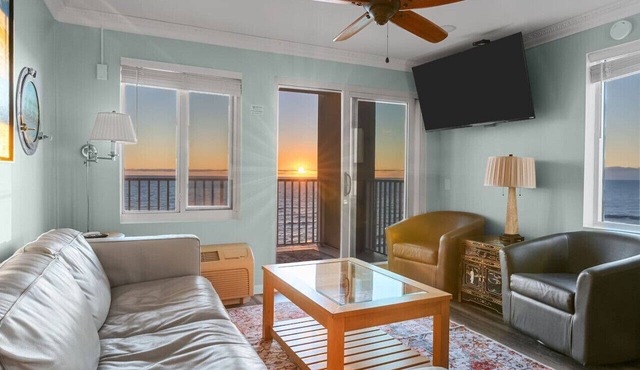Oceanfront Beach Condo, Pool, Gym, Fishing Surfing