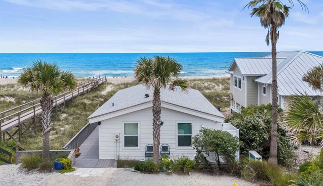 🌴 Oceanfront Cottage on Amelia Island 🌴 Walk to Main Beach-SaltLife Food Shack-Sandbar-Putt-Putt 🌴 Sunrise views from the deck 🌴 Easy Access to Fort Clinch State Park & downtown Fernandina 🌴 Updated modern bohemian Design ⭐️ 300+
