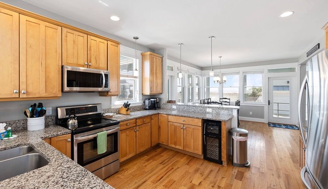 Oceanfront Home in Ideal Location on South Beach. BHI & Shoals Clubs Available.