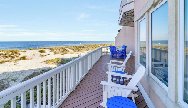 Oceanview with Sunrise Views, Direct Beach Access & Hot Tub