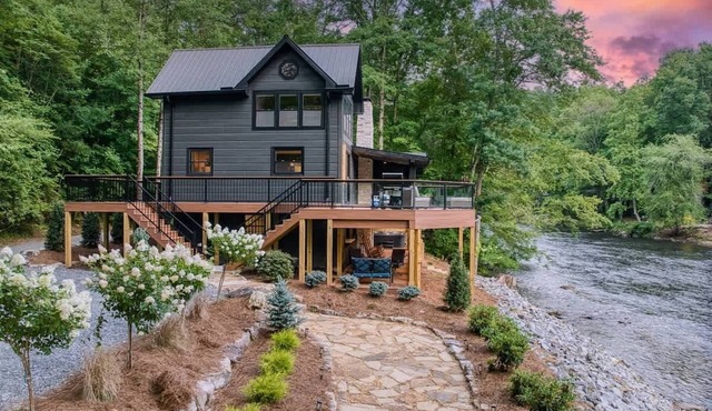 Off the Hook - Riverfront, hot tub, fire pit, pets