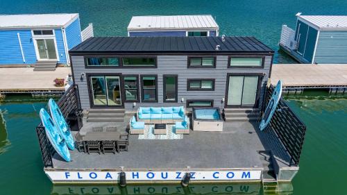 On-Water 20 - Floating House on Lake Cumberland