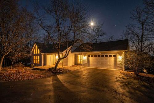 One-level w FirePit 2 Living Areas & Resort Amens