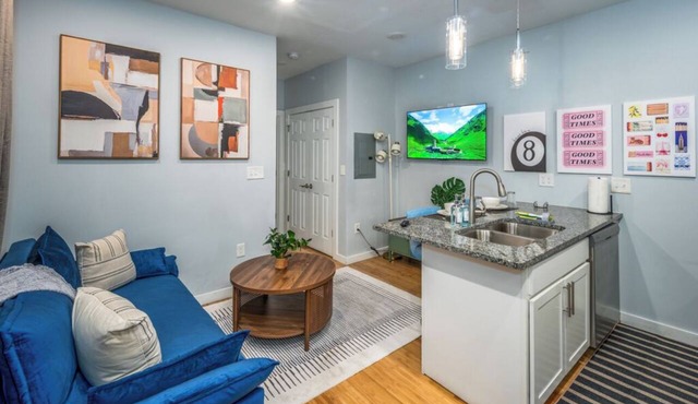 OTR by TQL+Smart TVs+King Bed+Wifi+Sleeps 3+1st Fl