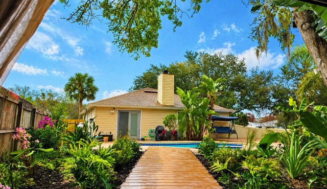Palm Breeze Oasis: Private Pool & Gazebo