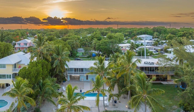 Paradise Found! Oceanfront, Sparkling Pool & Private Sandy Beach