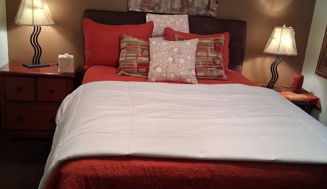 Peaceful 1-bedroom rental in home 20 mins from Downtown!
