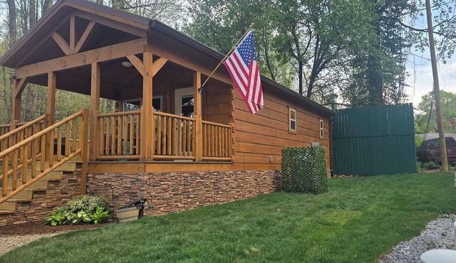 Peaceful 2-bedroom Tiny Home Log Cabin in outskirts of Franklin. Pet Friendly!
