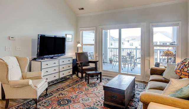Peaceful condo with pool, W/D, balcony, TV, deck, & kitchen - close to beach