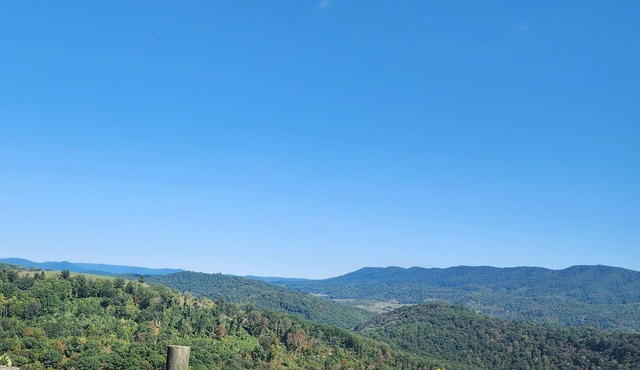 Peaceful country rustic glamping cottage- stargazing and mountain views