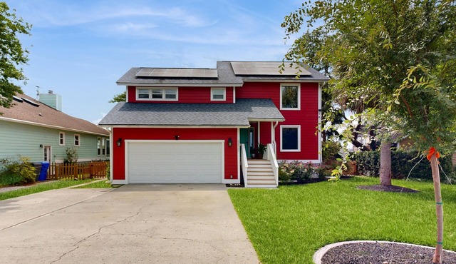 Peaceful home with expansive views of the Ashley River w/outdoor living space