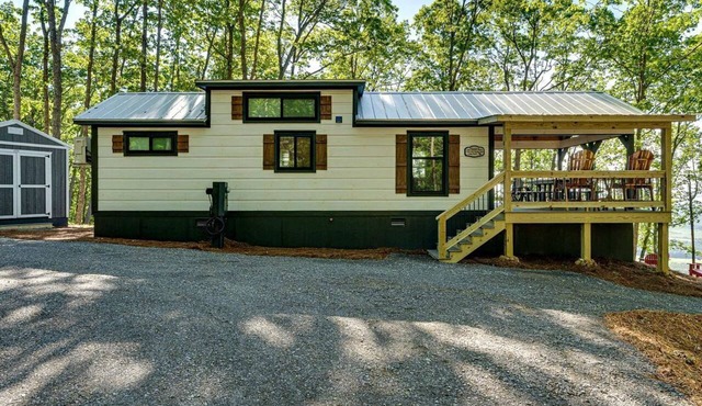 Peaceful Mountain Tiny Home with Breathtaking Valley Views & Fireplace Near Lookout Mountain, Menlo GA