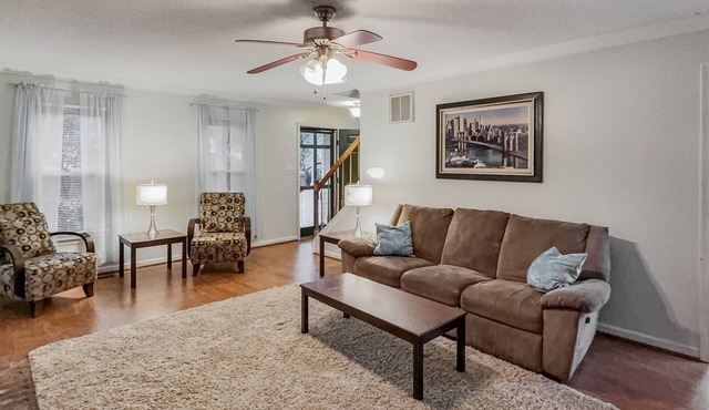 Perfect for Extended Stays! Spacious 4-bedroom, Great Location!